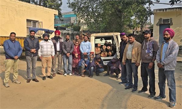 3 smugglers arrested with khair wood in bolero vehicle