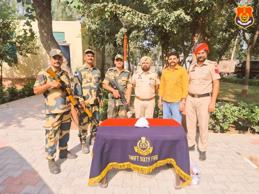 ਫਾਜ਼ਿਲਕਾ 'ਚ ਸੜੇ ਹੋਏ ਝੋਨੇ ਦੇ ਖੇਤ ਅੰਦਰੋਂ ਮਿਲਿਆ ਹੈਰੋਇਨ ਦਾ ਪੈਕੇਟ, BSF ਨੇ ਚਲਾਇਆ ਸਰਚ ਆਪ੍ਰੇਸ਼ਨ