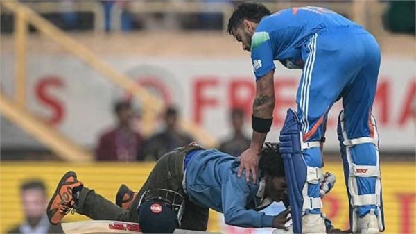 fan went on his knees to touch virat kohli feet