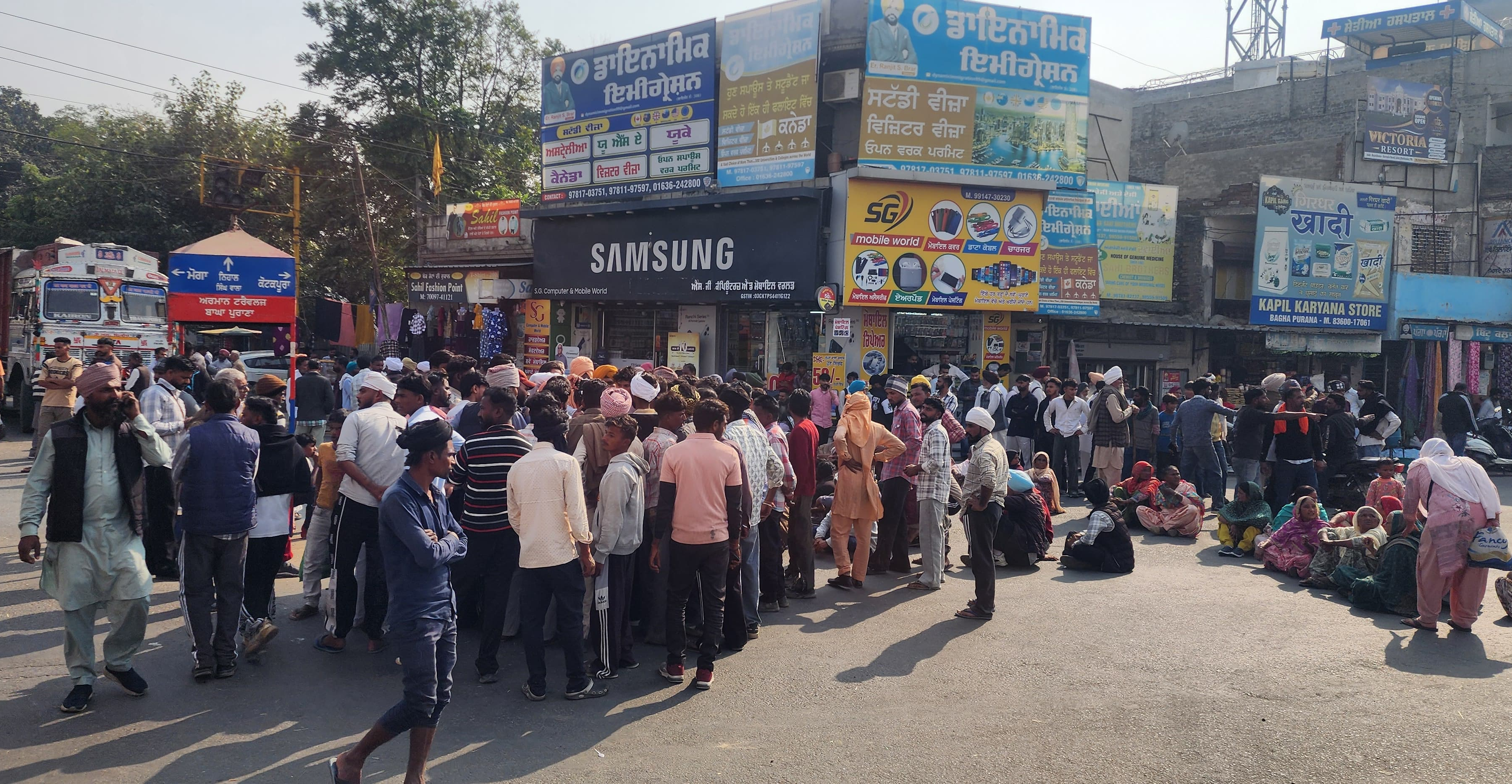 ਜਤਿੰਦਰ ਸਿੰਘ ਦੇ ਕਾਤਲਾਂ ਦੀ ਗ੍ਰਿਫ਼ਤਾਰੀ ਲਈ ਸੈਂਕੜੇ ਪਿੰਡ ਵਾਸੀਆਂ ਨੇ ਮੇਨ ਚੌਕ ਕੀਤਾ ਜਾਮ, ਦਿੱਤਾ ਧਰਨਾ