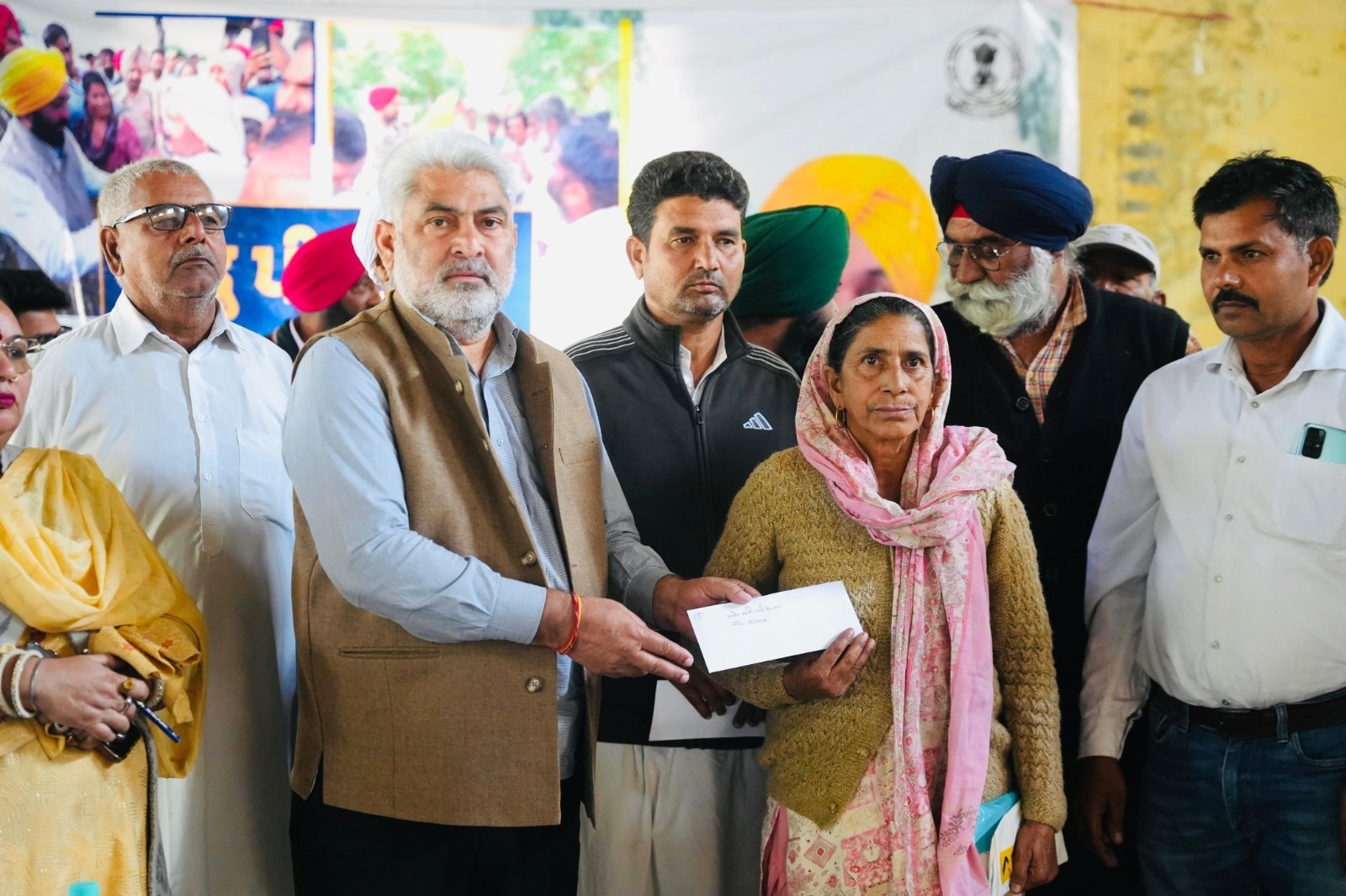 ਕੈਬਨਿਟ ਮੰਤਰੀ ਪੰਜਾਬ ਨੇ ਵੱਖ-ਵੱਖ ਪਿੰਡਾਂ ਦੇ ਹੜ੍ਹ ਪੀੜਤਾਂ ਨੂੰ 45 ਲੱਖ ਰੁਪਏ ਦੀ ਮੁਆਵਜ਼ਾ ਰਾਸ਼ੀ ਦੀ ਕੀਤੀ ਵੰਡ