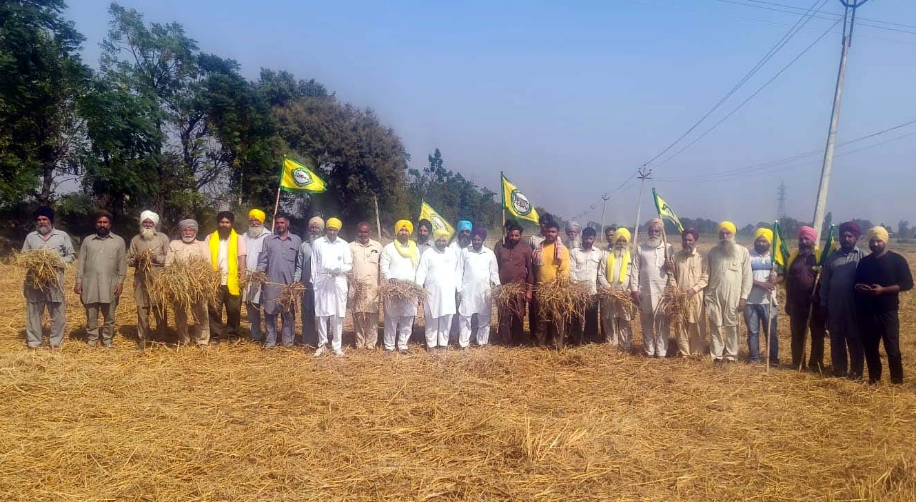 ਪਰਾਲੀ ਨੂੰ ਅੱਗ ਨਾ ਲਗਾਉਣ ਵਾਲੇ ਕਿਸਾਨਾਂ ਨੂੰ ਵੀ ਜੁਰਮਾਨੇ ਕੀਤੇ ਜਾਣ ’ਤੇ ਕਿਸਾਨਾਂ ’ਚ ਰੋਸ ਦੀ ਲਹਿਰ