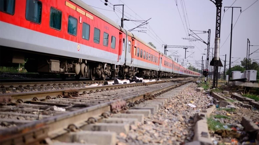 ਦਰਵਾਜ਼ੇ ''ਚੋਂ ਨਾ ਹਟਣ ''ਤੇ ਕੁੜੀ ਨੂੰ ਚੱਲਦੀ ਟ੍ਰੇਨ ਤੋਂ ਮਾਰ''ਤਾ ਧੱਕਾ!