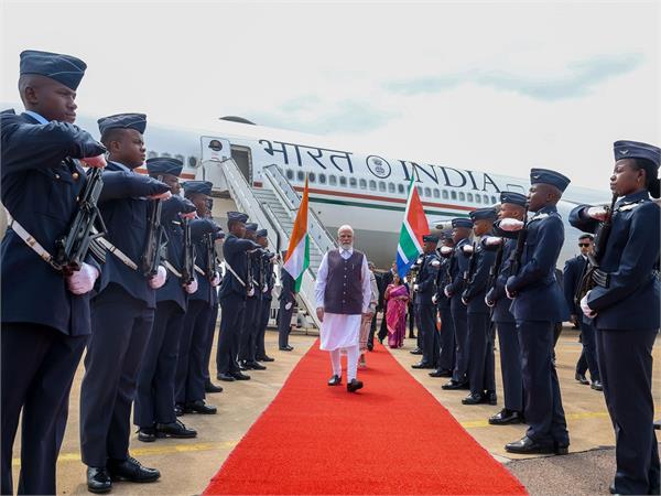 pm modi arrives in johannesburg to a warm welcome