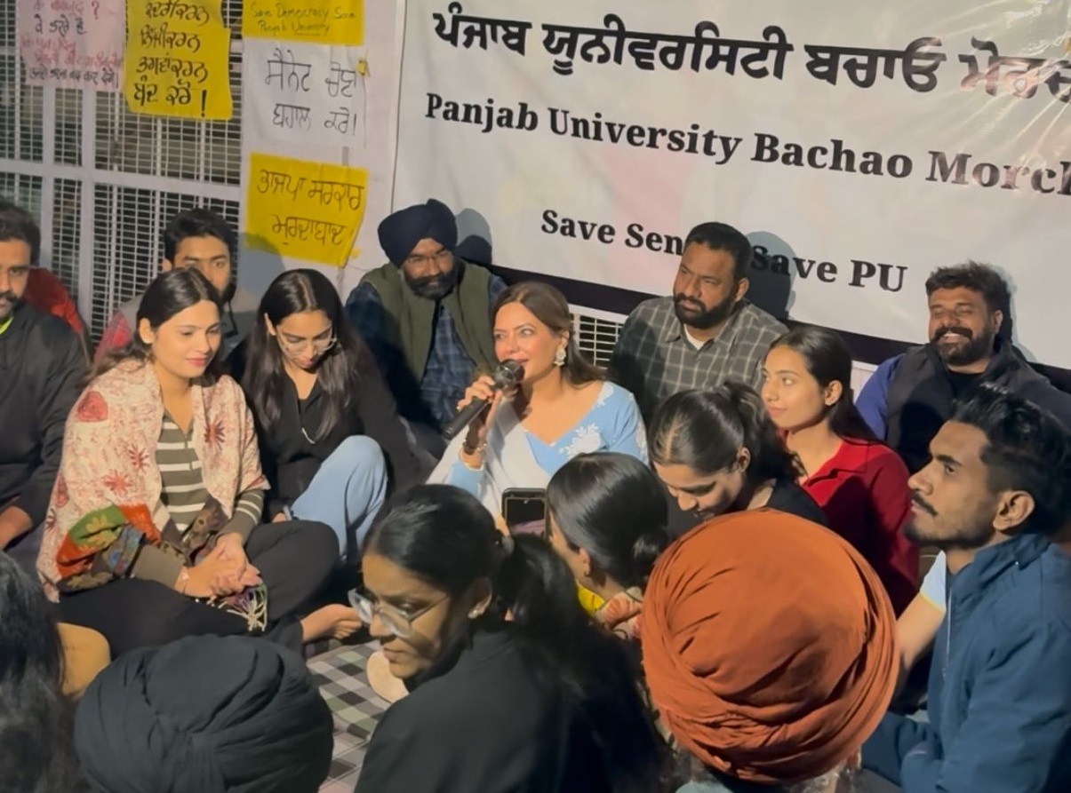 PU ਬਚਾਓ ਮੋਰਚੇ ''ਚ ਪਹੁੰਚੀ ਸਤਿੰਦਰ ਸੱਤੀ, ਕਿਹਾ- ਬਹਿ ਕੇ ਹੋਣਗੇ ਮਸਲੇ ਹੱਲ