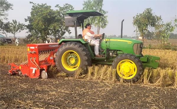 sdm directly sowed wheat in the fields by driving a tractor himself