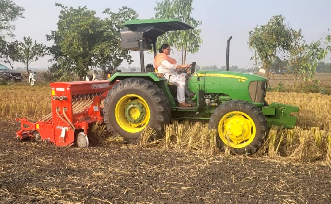 SDM ਨੇ ਖੇਤਾਂ ''ਚ ਖੁਦ ਟਰੈਕਟਰ ਚਲਾ ਕੇ ਕਣਕ ਦੀ ਸਿੱਧੀ ਬਿਜਾਈ ਕਰ ਕਿਸਾਨਾਂ ਨੂੰ ਪਰਾਲੀ ਨਾ ਸਾੜਨ ਲਈ ਕੀਤਾ ਪ੍ਰੇਰਿਤ