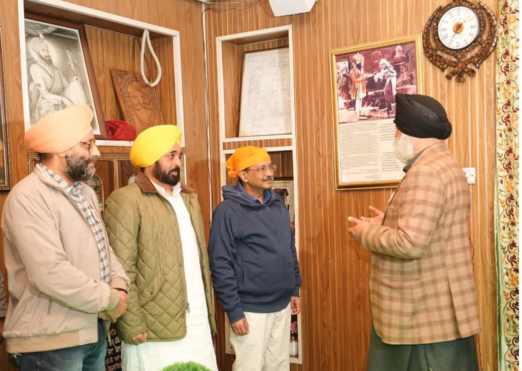 ਸ਼੍ਰੀਨਗਰ ਵਿਖੇ ਕੀਰਤਨ ਦਰਬਾਰ ਦੀ ਸੰਗਤ 'ਚ ਸ਼ਾਮਲ ਹੋਏ CM ਭਗਵੰਤ ਮਾਨ ਤੇ ਅਰਵਿੰਦ ਕੇਜਰੀਵਾਲ