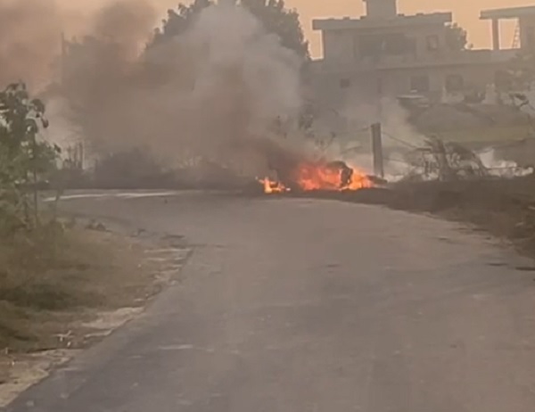 ਫਾਜ਼ਿਲਕਾ : ਧੂੰਆਂ ਅੱਖਾਂ ''ਚ ਪੈਂਦਿਆਂ ਹੀ ਪਰਾਲੀ ਦੀ ਅੱਗ ਵੱਲ ਜਾ ਡਿੱਗੀ ਕੁੜੀਆਂ ਦੀ ਸਕੂਟਰੀ ਤੇ ਫਿਰ...