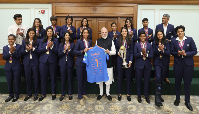 ਭਾਰਤੀ ਮਹਿਲਾ ਵਿਸ਼ਵ ਚੈਂਪੀਅਨ ਕ੍ਰਿਕਟ ਟੀਮ ਨੇ PM ਮੋਦੀ ਨਾਲ ਕੀਤੀ ਮੁਲਾਕਾਤ; ਦਿੱਤਾ ਖ਼ਾਸ ਤੋਹਫ਼ਾ