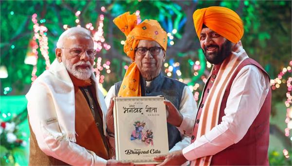 pm modi performs evening maha aarti at brahma sarovar