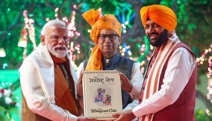 PM ਮੋਦੀ ਨੇ ਮੰਤਰਾਂ ਦੇ ਜਾਪ ਦੇ ਵਿਚਕਾਰ ਕੀਤੀ ਬ੍ਰਹਮਾ ਸਰੋਵਰ ਵਿਖੇ ਸ਼ਾਮ ਦੀ ਮਹਾਂ ਆਰਤੀ