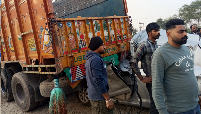 ਮੋਗਾ-ਲੁਧਿਆਣਾ ਰੋਡ ‘ਤੇ ਵੱਡਾ ਹਾਦਸਾ: ਖੜ੍ਹੇ ਟਰੱਕ ਨਾਲ ਟਕਰਾਈ ਕਾਰ; 1 ਦੀ ਮੌਤ, 2 ਜ਼ਖਮੀ