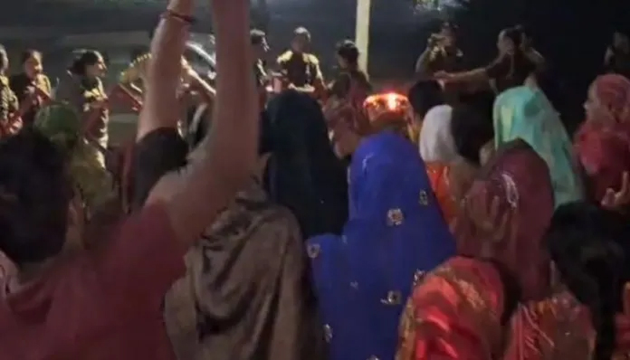 ਫਤਿਹਪੁਰ ’ਚ ਸਮਾਧੀ ਸਥਾਨ ’ਤੇ ਪੂਜਾ ਕਰਨ ਦੀ ਕੋਸ਼ਿਸ਼, ਔਰਤਾਂ ਦੀ ਪੁਲਸ ਨਾਲ ਝੜਪ