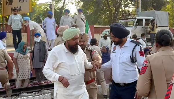 farmers protest against rail blockade in dharamkot