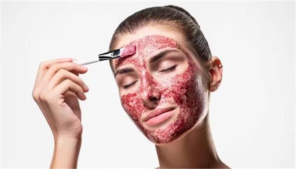 applying period blood on the face makes the skin glow