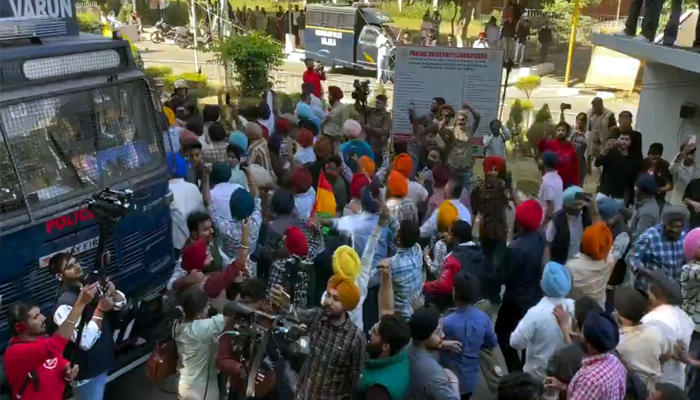 ਅਕਾਲੀ ਦਲ ਦਾ ਚੰਡੀਗੜ੍ਹ ਪੁਲਸ ‘ਤੇ ਤਿੱਖਾ ਹਮਲਾ, ਵਿਦਿਆਰਥੀਆਂ ‘ਤੇ ਹਿੰਸਾ ਅਸਹਿਣਯੋਗ