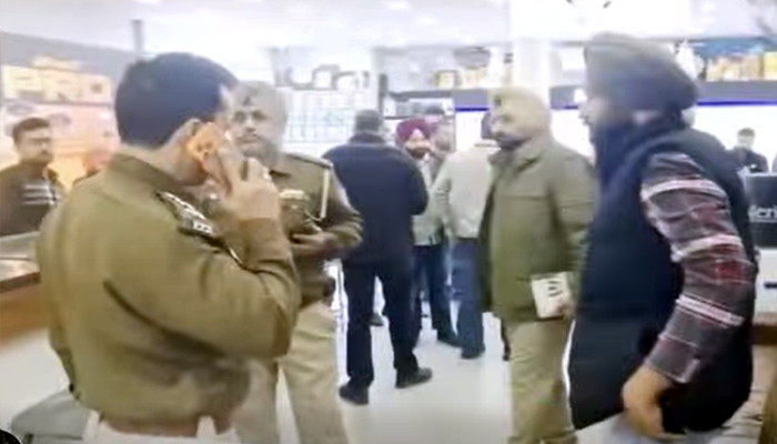 ਬਟਾਲਾ: ਜਲੰਧਰ ਰੋਡ ’ਤੇ ਸੇਠ ਟੈਲੀਕੌਮ ’ਤੇ ਚੱਲੀ ਗੋਲੀ, ਮਾਲਕ ਨੂੰ ਮਿਲ ਰਹੀਆਂ ਸਨ ਧਮਕੀਆਂ