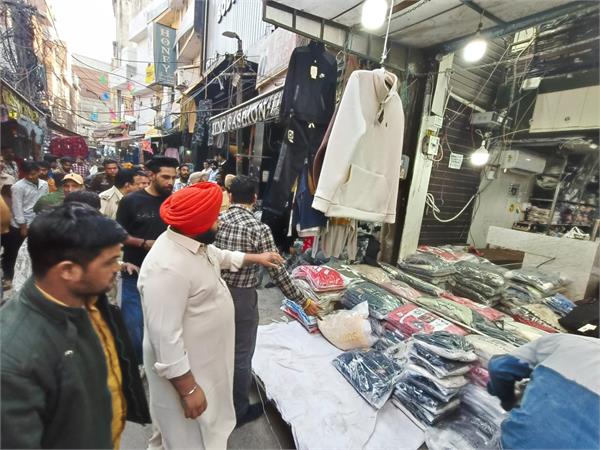 huge uproar in gandhi nagar during removal of illegal municipal corporation