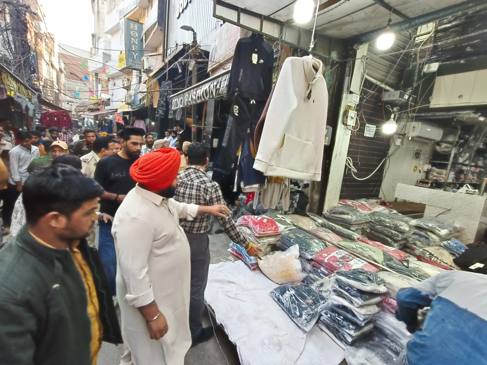 ਗਾਂਧੀ ਨਗਰ ''ਚ ਨਗਰ ਨਿਗਮ ਵੱਲੋਂ ਨਾਜਾਇਜ਼ ਕਬਜ਼ੇ ਹਟਾਉਣ ਦੌਰਾਨ ਹੋਇਆ ਭਾਰੀ ਹੰਗਾਮਾ