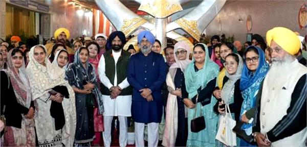 vice president and chief minister pay obeisance at rakabganj sahib