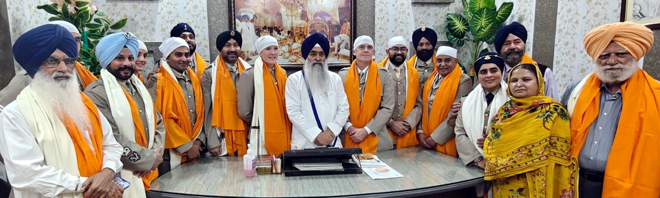 ਸੱਚਖੰਡ ਸ੍ਰੀ ਹਰਿਮੰਦਰ ਸਾਹਿਬ ਨਤਮਸਤਕ ਹੋਏ ਬ੍ਰਿਟਿਸ਼ ਆਰਮੀ ਦੇ ਉੱਚ ਅਧਿਕਾਰੀ