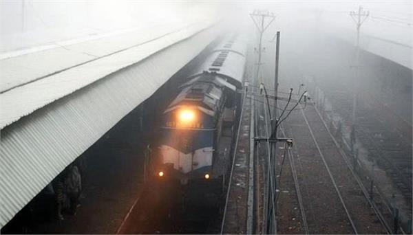 train bus travel becomes difficult in fog