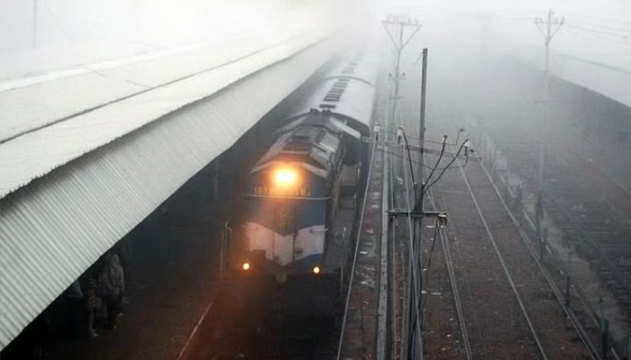 ਧੁੰਦ ’ਚ ਟ੍ਰੇਨਾਂ-ਬੱਸਾਂ ਦਾ ਸਫਰ ਹੋਇਆ ਮੁਸ਼ਕਲ: ਯਾਤਰੀਆਂ ਨੂੰ ਕਈ ਘੰਟੇ ਕਰਨੀ ਪੈ ਰਹੀ ਉਡੀਕ