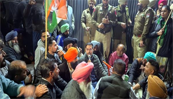 congress stages dharna outside counting centre over demand for recount