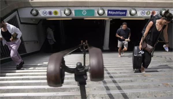 youth attacks 3 women with a knife in paris metro