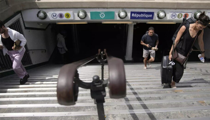 ਪੈਰਿਸ ਮੈਟਰੋ ''ਚ ਦਹਿਸ਼ਤ: ਸਿਰਫਿਰੇ ਨੌਜਵਾਨ ਨੇ 3 ਔਰਤਾਂ ''ਤੇ ਚਾਕੂ ਨਾਲ ਕੀਤਾ ਹਮਲਾ