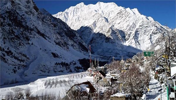 snowfall on the high peaks of himachal