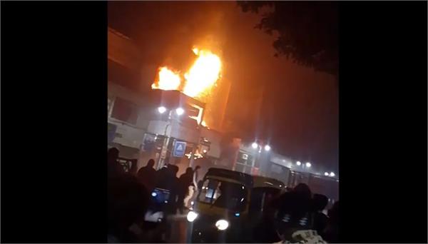 massive fire breaks out in chandni chowk area