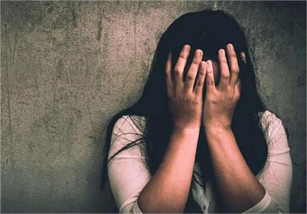 drunk passenger misbehaves with air hostess