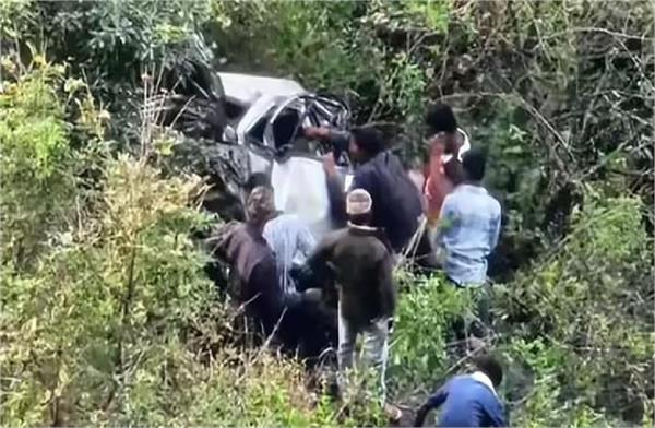 major accident in nashik  car falls into deep gorge