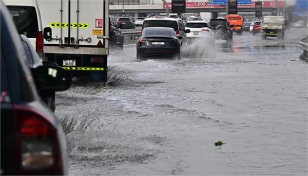 dubai roads flooded  rain wreaks havoc in gulf countries