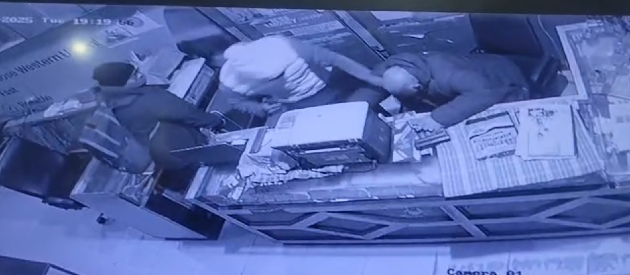 ਮਾਹਿਲਪੁਰ ''ਚ ਮਨੀ ਚੇਂਜਰ ਦੀ ਦੁਕਾਨ ''ਚ ਵੱਡੀ ਲੁੱਟ, ਦੁਕਾਨਦਾਰ ਨੂੰ ਪਿਸਤੌਲ ਦਿਖਾ ਕੇ 5 ਲੱਖ ਲੁੱਟੇ