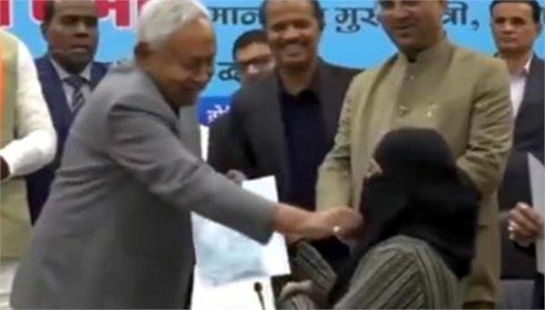 hijab controversy  jharkhand minister offers job  flat to woman doctor