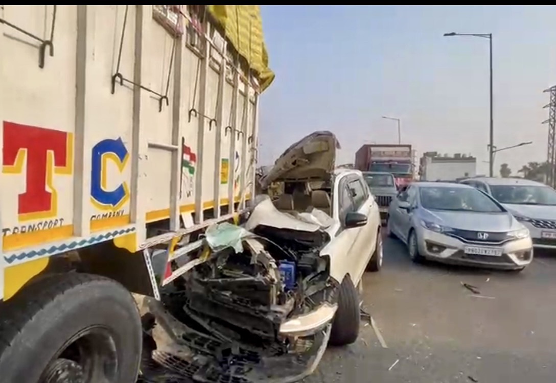 ਫਗਵਾੜਾ 'ਚ ਕੌਮੀ ਰਾਜਮਾਰਗ 'ਤੇ ਵੱਡਾ ਹਾਦਸਾ: ਸੜਕ ਵਿਚਾਲੇ ਖੜ੍ਹੇ ਟਰੱਕ ਨਾਲ ਟਕਰਾਈ ਕਾਰ, 4 ਜ਼ਖਮੀ