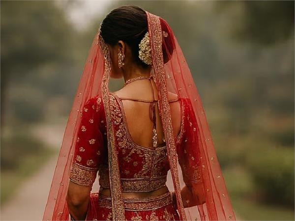 bride runs away with lover after varmala