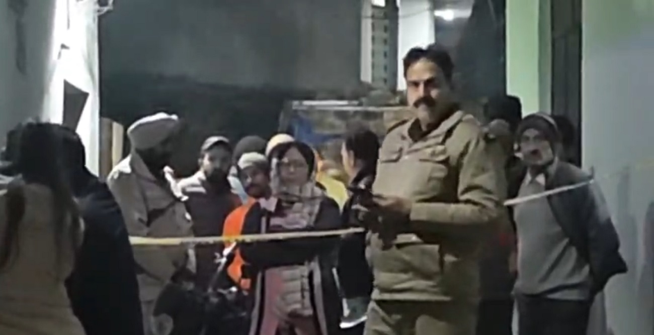 ਪਠਾਨਕੋਟ ਦੇ ਸੈਲੀ ਕੁੱਲੀਆਂ ਮੁਹੱਲੇ ''ਚ ਫੈਲੀ ਦਹਿਸ਼ਤ, ਮੋਟਰਸਾਈਕਲ ਸਵਾਰ ਬਦਮਾਸ਼ਾਂ ਨੇ ਘਰ ''ਤੇ ਕੀਤੀ ਫਾਇਰਿੰਗ