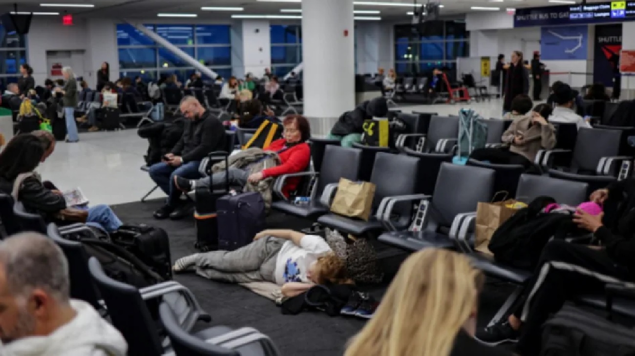 ਅਮਰੀਕਾ ''ਚ ਭਾਰੀ ਠੰਡ ਤੇ ਬਰਫ਼ਬਾਰੀ ਕਾਰਨ ਜਹਾਜ਼ਾਂ ਦੇ ਚੱਕੇ ਜਾਮ, 1800 ਤੋਂ ਵੱਧ ਉਡਾਣਾਂ ਰੱਦ