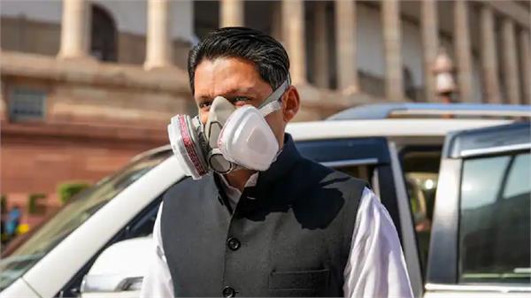 congress mp deependra hooda reached parliament wearing a gas mask