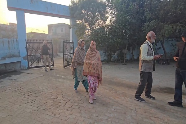 ਨਾਭਾ ''ਚ ਜ਼ਿਲ੍ਹਾ ਪ੍ਰੀਸ਼ਦ ਤੇ ਬਲਾਕ ਸੰਮਤੀ ਲਈ ਪੈ ਰਹੀਆਂ ਵੋਟਾਂ, ਪੋਲਿੰਗ ਬੂਥਾਂ ''ਤੇ ਪੁੱਜ ਰਹੇ ਲੋਕ