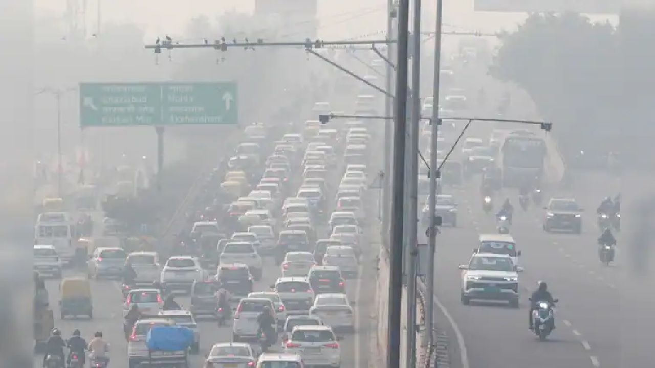 ਸੀਤ ਲਹਿਰ ਤੇ ਸੰਘਣੀ ਧੁੰਦ ਦੀ ਲਪੇਟ ''ਚ ਦਿੱਲੀ-NCR, ਜਾਣੋ ਕਿਹੋ ਜਿਹਾ ਰਹੇਗਾ ਅੱਜ ਦਾ ਮੌਸਮ