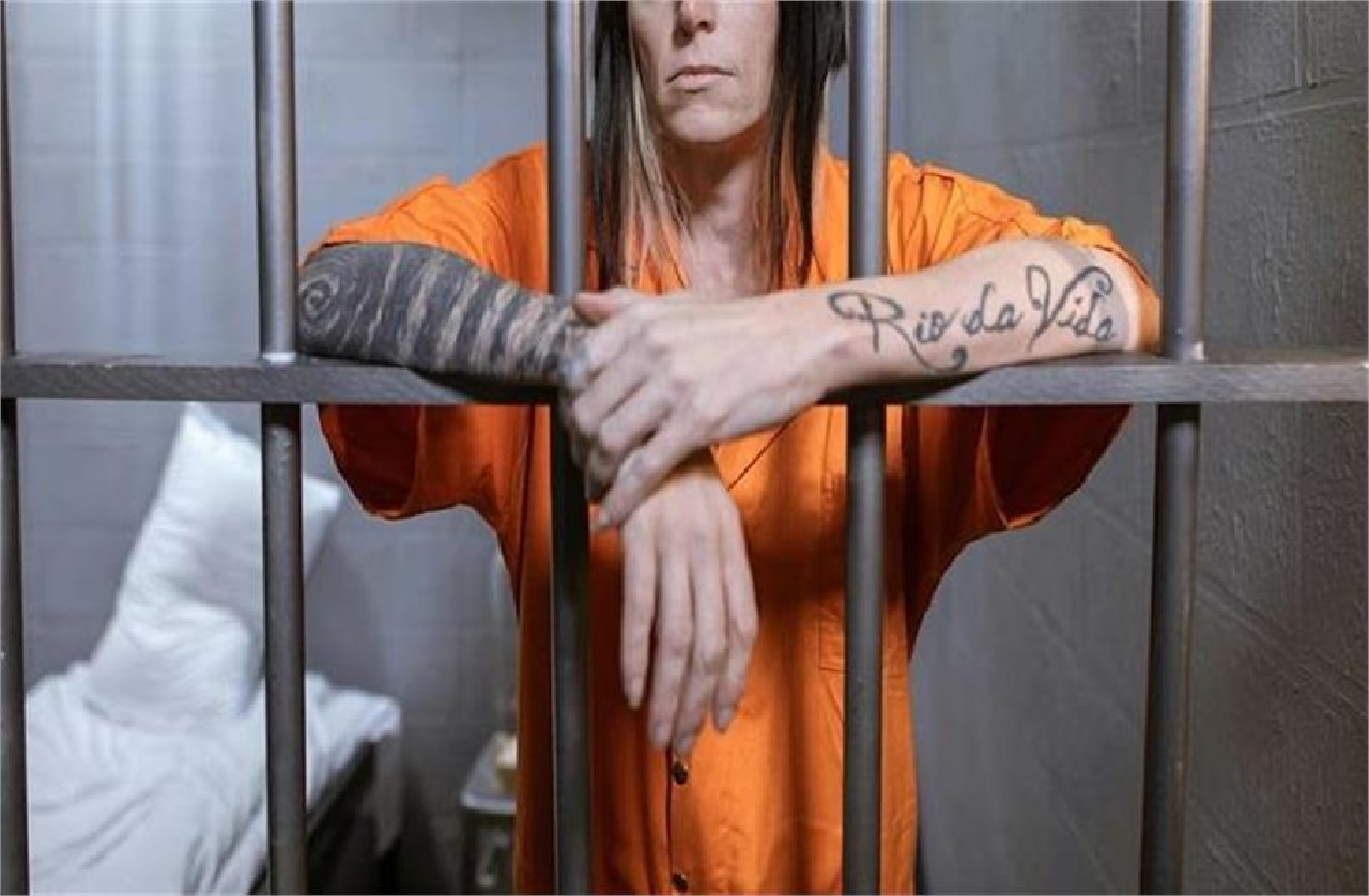 ਕੈਦੀ ਨਾਲ ਇਸ਼ਕ ਪਿਆ ਮਹਿੰਗਾ: 19 ਸਾਲਾ ਜੇਲ੍ਹਰ ਨੇ ਪਹੁੰਚਾਇਆ ਗਾਂਜਾ ਤੇ ਮੋਬਾਈਲ, ਹੁਣ ਖੁਦ ਹੋਵੇਗੀ ਸਲਾਖਾਂ ਪਿੱਛੇ