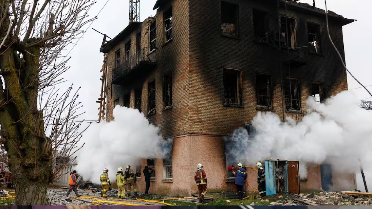 ਰੂਸ ਦਾ ਯੂਕ੍ਰੇਨ ''ਤੇ ਵੱਡਾ ਹਮਲਾ: ਦਾਗੀਆਂ 51 ਮਿਜ਼ਾਈਲਾਂ, ਬਿਜਲੀ ਪਲਾਂਟਾਂ ਤੇ ਫ਼ੌਜੀ ਟਿਕਾਣਿਆਂ ਨੂੰ ਬਣਾਇਆ ਨਿਸ਼ਾਨਾ