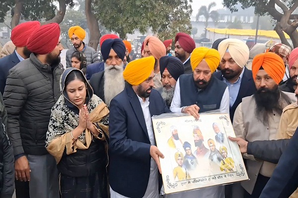 ਪਰਿਵਾਰ ਸਣੇ ਗੁਰਦੁਆਰਾ ਸ੍ਰੀ ਫਤਿਹਗੜ੍ਹ ਸਾਹਿਬ ਵਿਖੇ ਨਤਮਸਤਕ ਹੋਏ CM ਭਗਵੰਤ ਮਾਨ (ਵੀਡੀਓ)