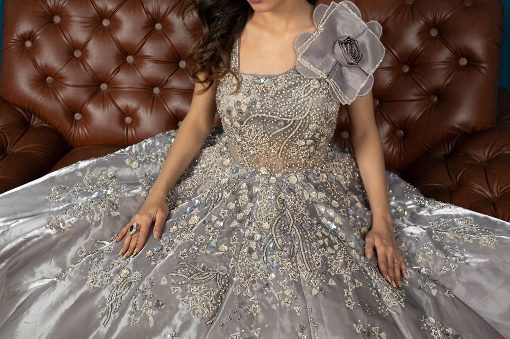 ਔਰਤਾਂ ਨੂੰ ਰਾਇਲ ਲੁਕ ਦੇ ਰਹੀ ‘ਸਿਲਵਰ ਐਂਬ੍ਰਾਇਡਰੀ ਵਾਲੀ ਡ੍ਰੈੱਸ’