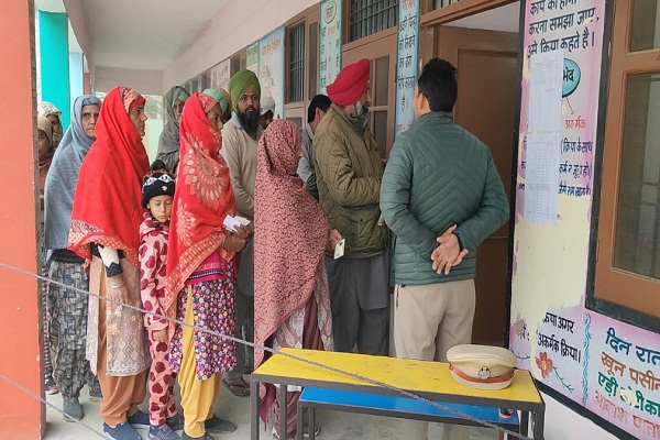 ਬਠਿੰਡਾ ''ਚ ਸੰਘਣੀ ਧੁੰਦ ਦੇ ਬਾਵਜੂਦ ਵੋਟਰਾਂ ''ਚ ਭਾਰੀ ਉਤਸ਼ਾਹ, ਪੋਲਿੰਗ ਬੂਥਾਂ ਬਾਹਰ ਲੱਗੀਆਂ ਲਾਈਨਾਂ